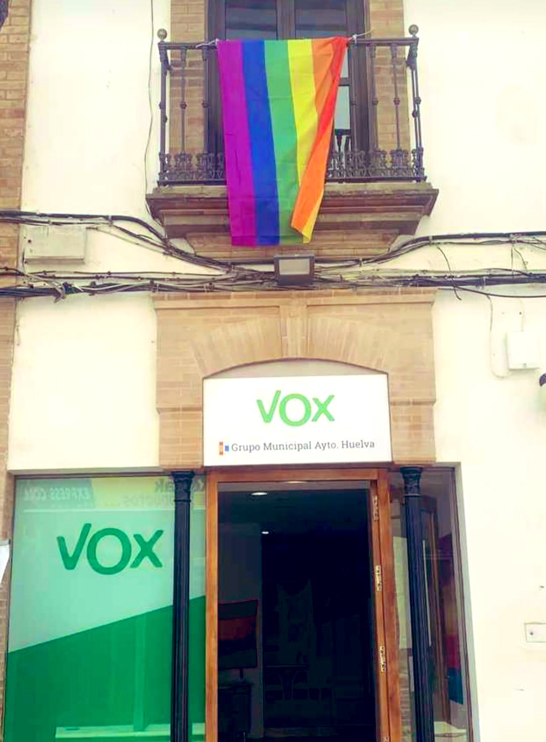 Bandera LGBT encima de la sede de VOX