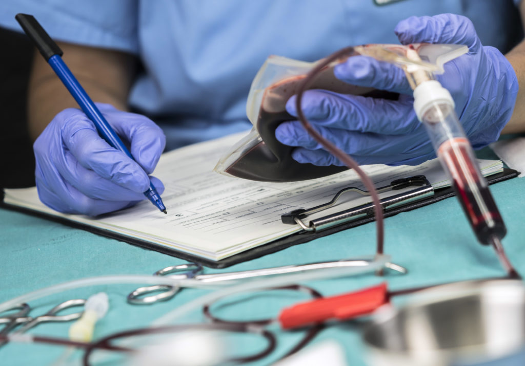 Un hombre trans demanda a un hospital católico por negarle la atención médica