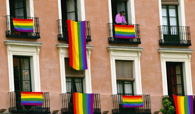 foto bandera lgbt en balcon