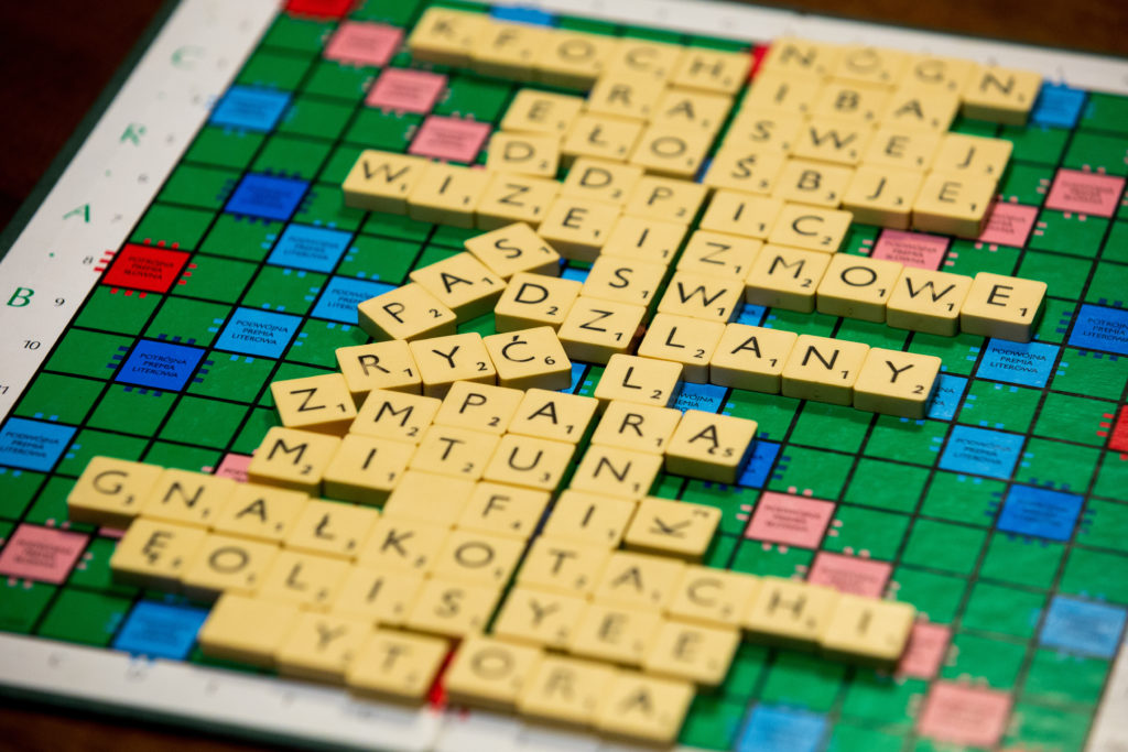 Las palabras homofóbicas, transfóbicas y racistas serán eliminadas del diccionario oficial del Scrabble