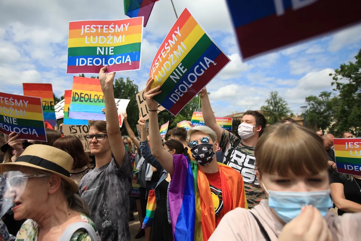 El ministro de Polonia piensa que la "ideología LGBT+" promueve la pedofilia, la zoofilia y el canibalismo