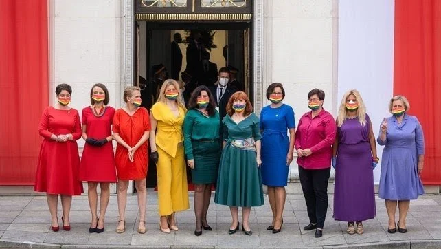Así se visteron las diputadas de Polonia en la inauguración del presidente homófobo