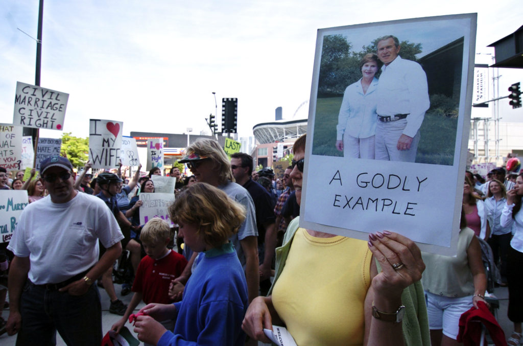 El karma habla: Brote de COVID-19 en una organización anti-lgbt