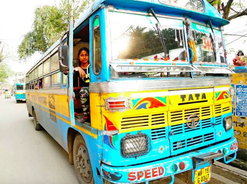 Asientos reservados para personas transexuales en los autobuses públicos de Calcuta, India