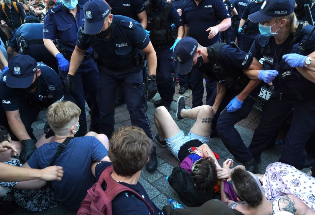 La policía polaca detiene a 48 manifestantes LGBT+ por defender a un compañero arrestado por defender al colectivo.