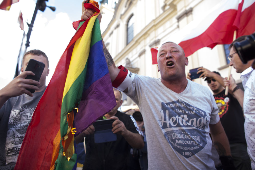 Manifestantes se dedican a quemar banderas LGBT durante la marcha del Levantamiento de Varsovia