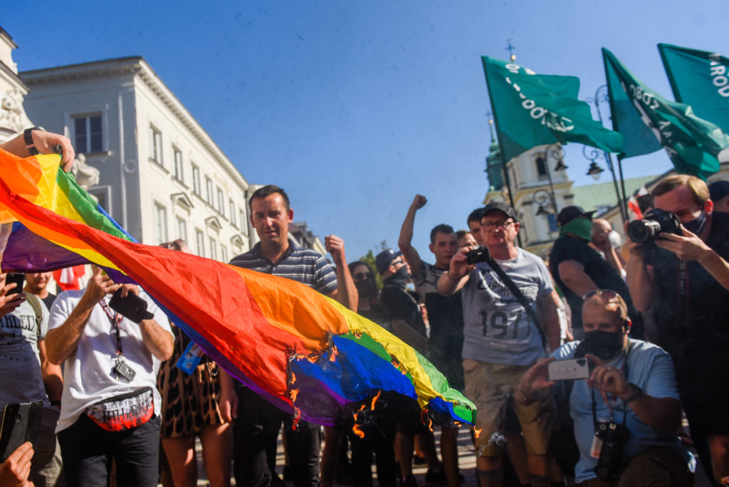 Unos manifestantes piden la prohibición del Orgullo quemando banderas LGTB en Varsovia
