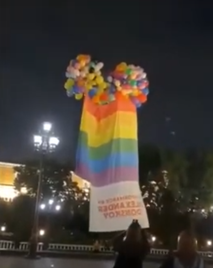 Una bandera LGBT gigante vuela sobre Moscú como protesta de la política de Putin