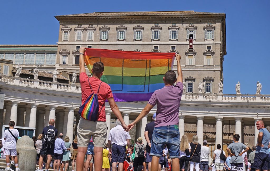 Una pareja gay polaca pide ayuda al Papa con una enorme bandera LGBT frente al Vaticano