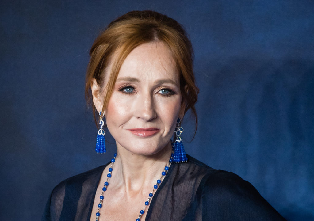 El libro de JK Rowling "Crossdressing Serial Killer" encabeza las listas de éxitos