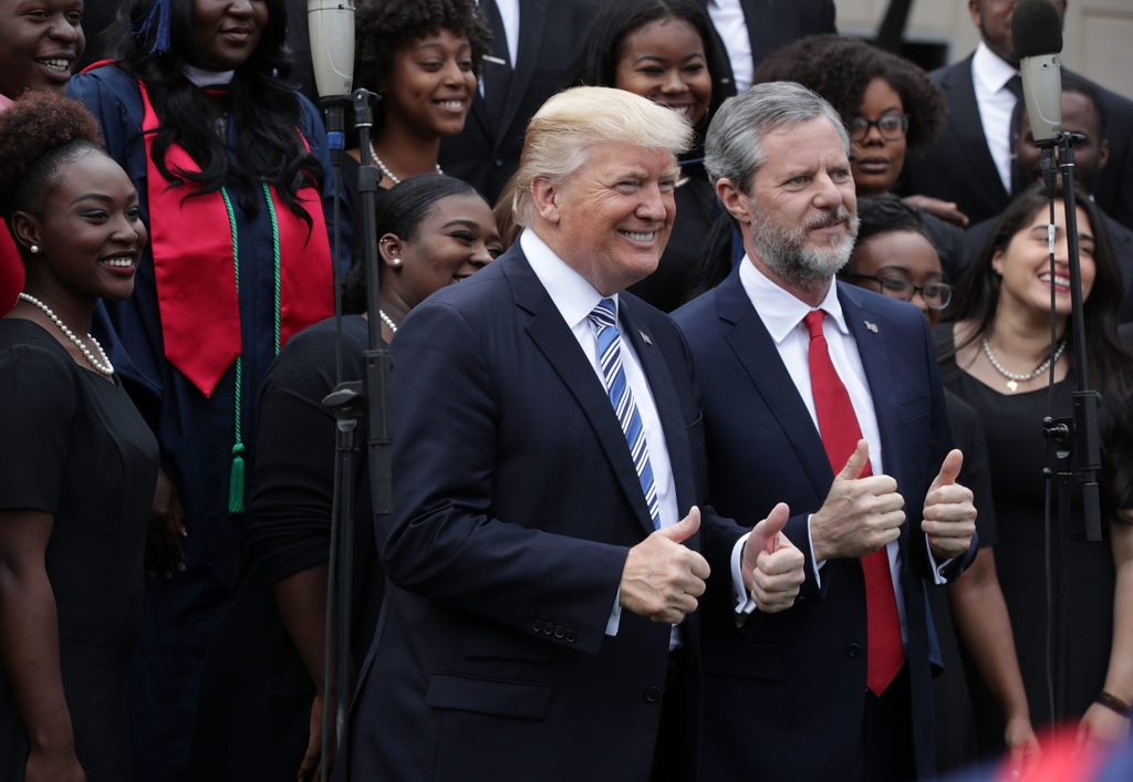 Jerry Falwell chantajeado para que de su apoyo a Trump
