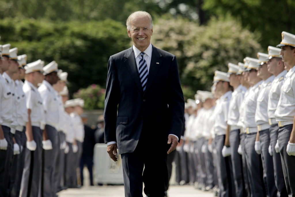 Joe Biden promete eliminar la prohibición trans-militar en EEUU