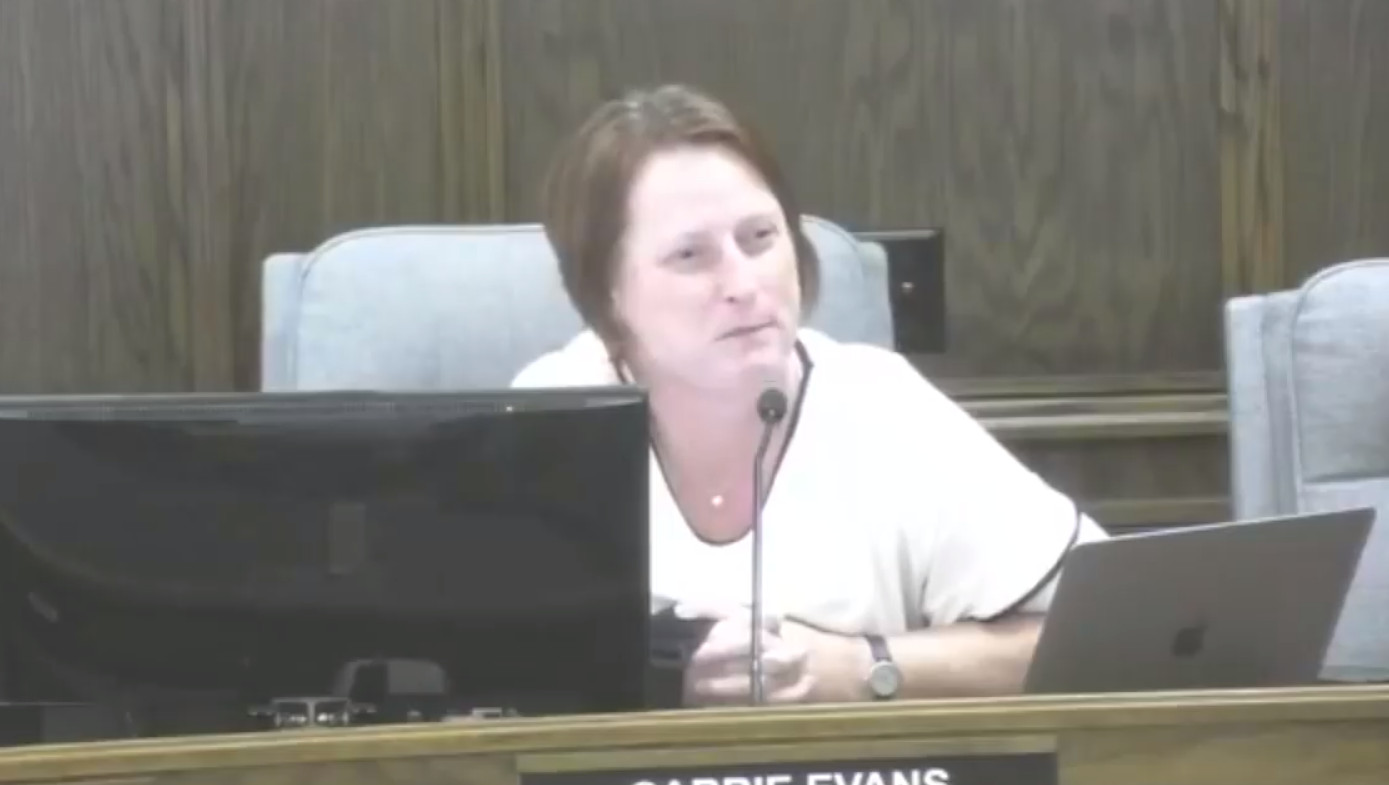 La Concejala de Dakota del Norte sale del armario durante una reunión