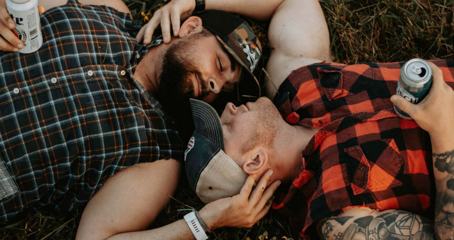 Una sesión de fotos entre dos amigos heterosexuales revoluciona las redes