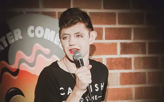 Sam Serrano, comediante de género fluido, víctima de homofobia