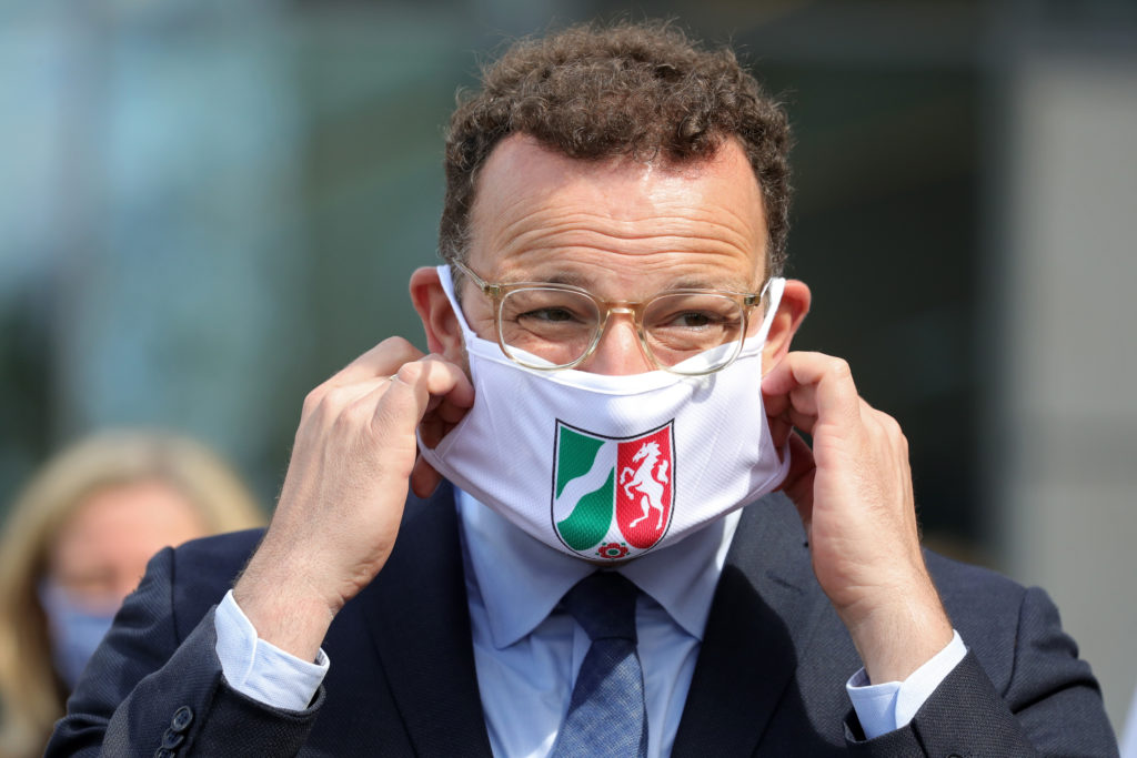 Anti-mascarillas atacan a Jens Spahn, ministro de salud alemán