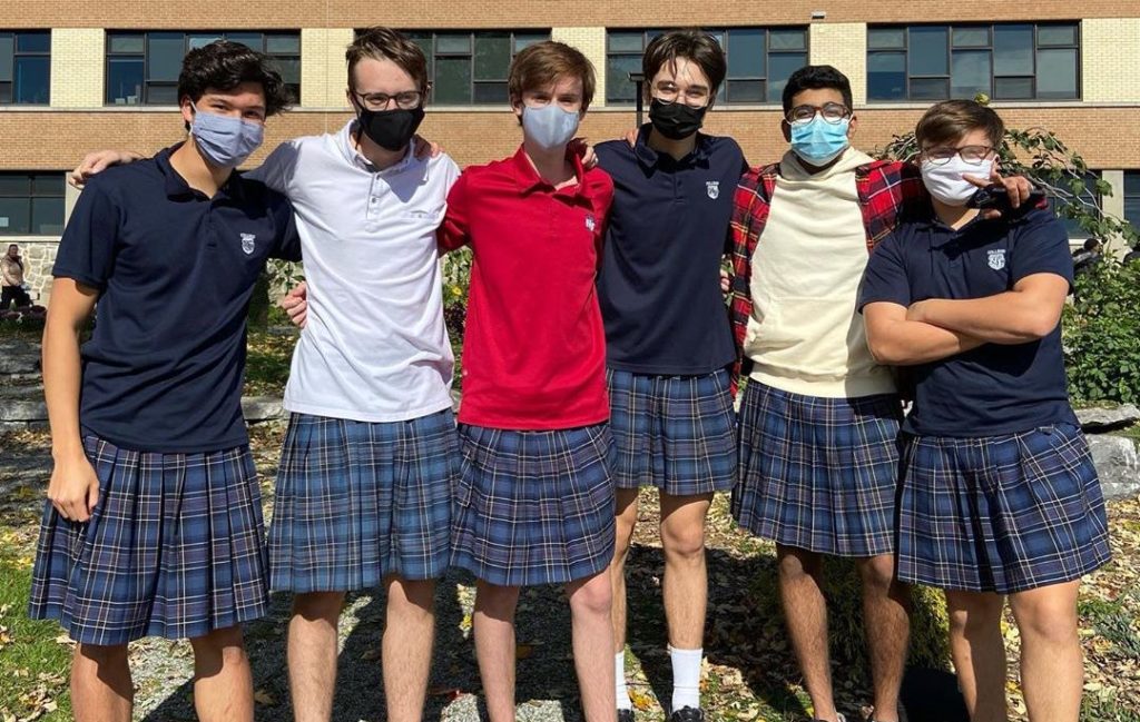 100 adolescentes usan faldas en la escuela a modo de protesta