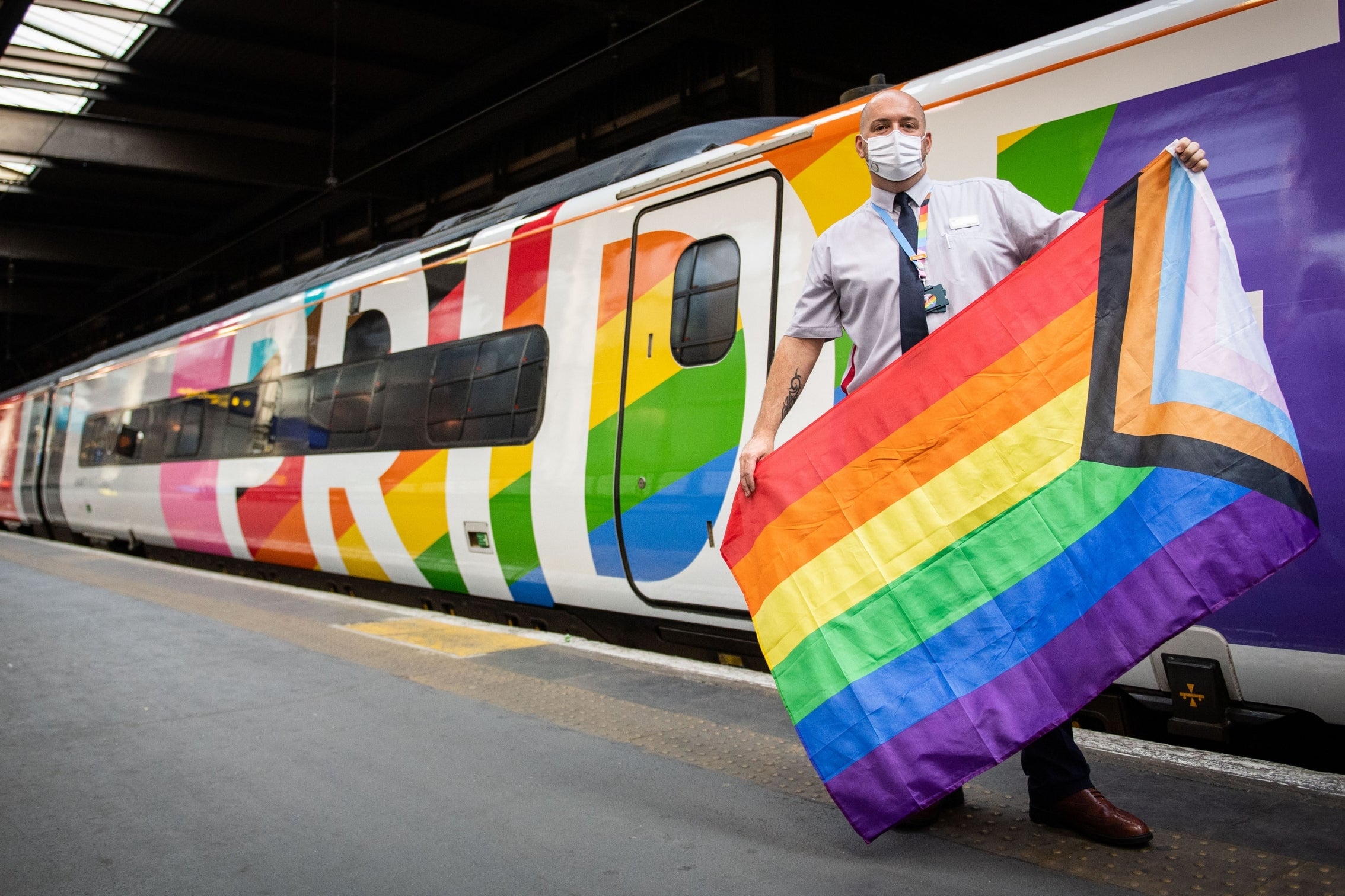 El primer tren del Orgullo del Reino Unido, tripulado por personas LGBT+, hace su primer viaje