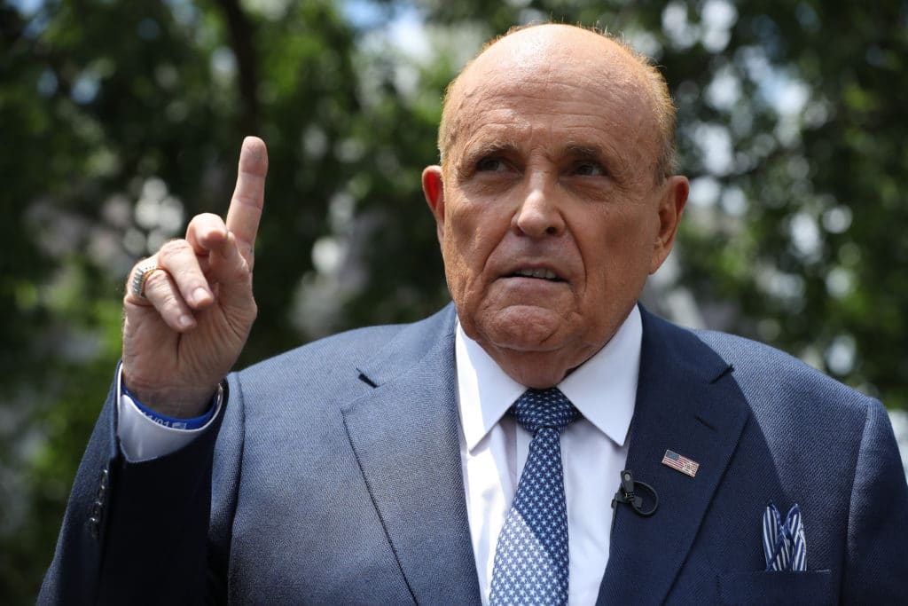 Rudy Giuliani hace un comentario tránsfobo en un incidente con Cohen