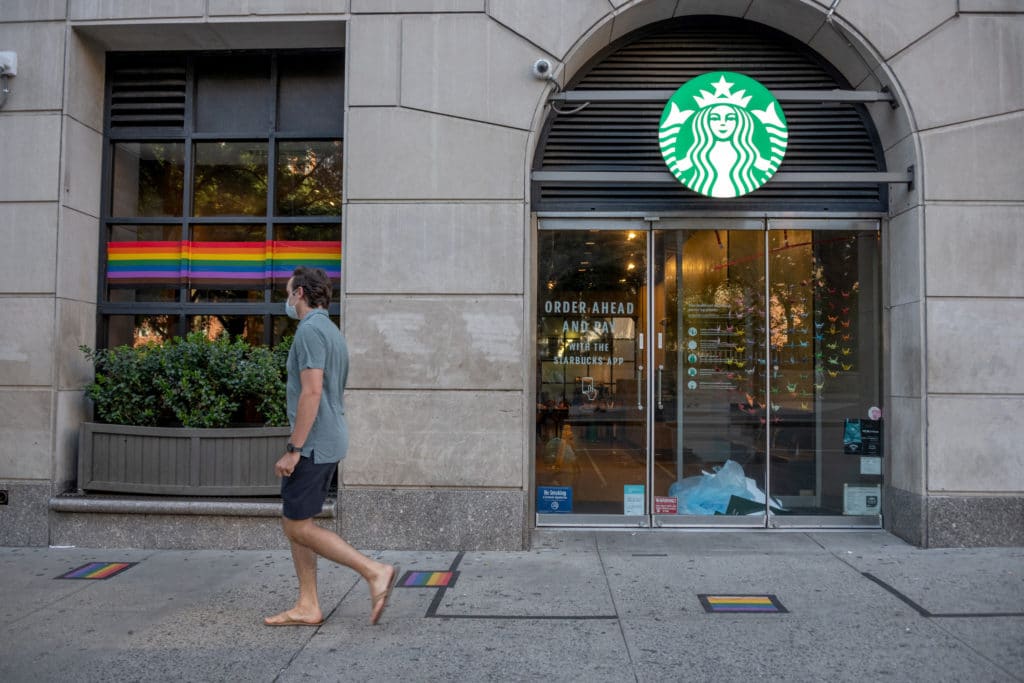 Christian barista presenta una demanda contra Starbucks, alegando que fue obligada a llevar una camiseta de arco iris