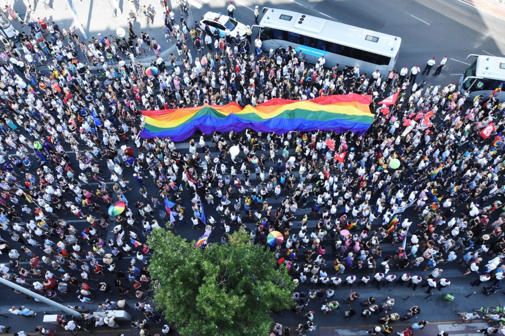 El tribunal húngaro decidirá si la cruel y escalofriante ley que borra a las personas trans es constitucional