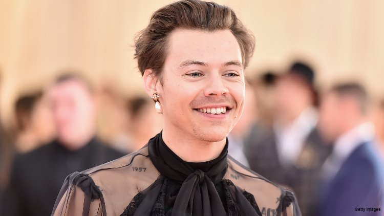 Harry Styles Makes History With Vogue Cover In a Dress harry-styles-first-solo-male-vogue-cover-wearing-gucci-dress.jpg