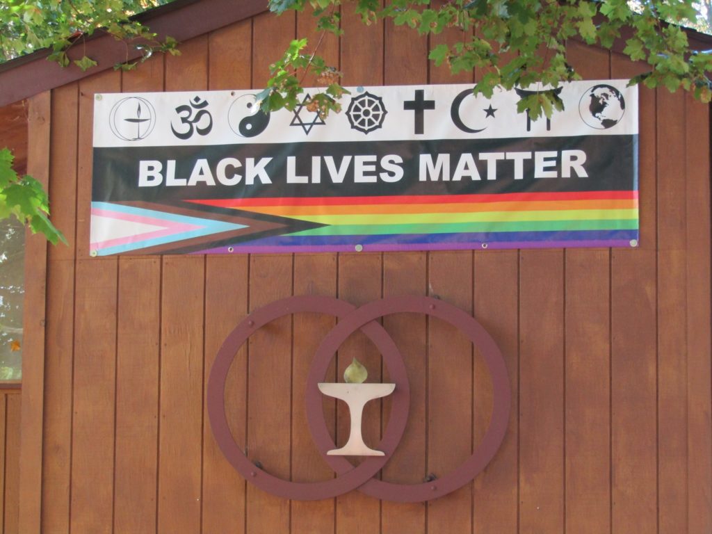 La iglesia tenía sus banderas de Orgullo y Vidas Negras, destruidas por los vándalos, así que pusieron una más grande.