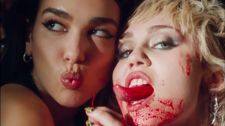 Miley Cyrus y Dua Lipa espectacularmente sexys en su último single