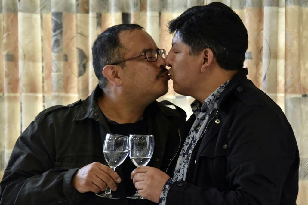 Bolivia reconoce legalmente a la primera pareja gay