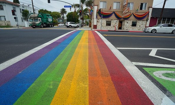 El cruce del Trans Pride recibe luz verde en el oeste de Hollywood, con el cruce del arco iris que recibirá rayas negras y marrones.