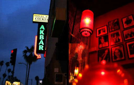 El emblemático bar gay de Los Ángeles, Akbar, al borde de la ruina