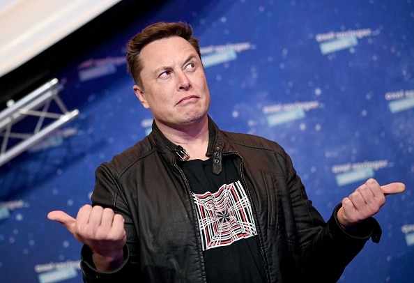 Elon Musk insiste en que apoya los derechos de los transexuales despu&eacute;s de compartir memes infantiles burl&aacute;ndose de los pronombres de la gente