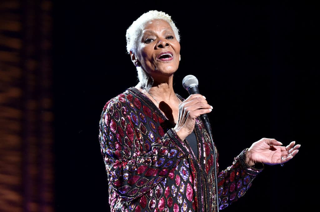 La legendaria cantante Dionne Warwick sale en busca de los derechos de los LGBT+ y muestra cómo un simple acto de amabilidad puede llegar muy lejos