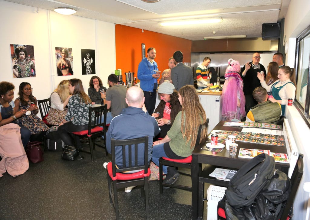 La Navidad puede ser dolorosa y amargamente solitaria para demasiadas personas LGBT+. Esta organización benéfica está tratando de cambiar eso