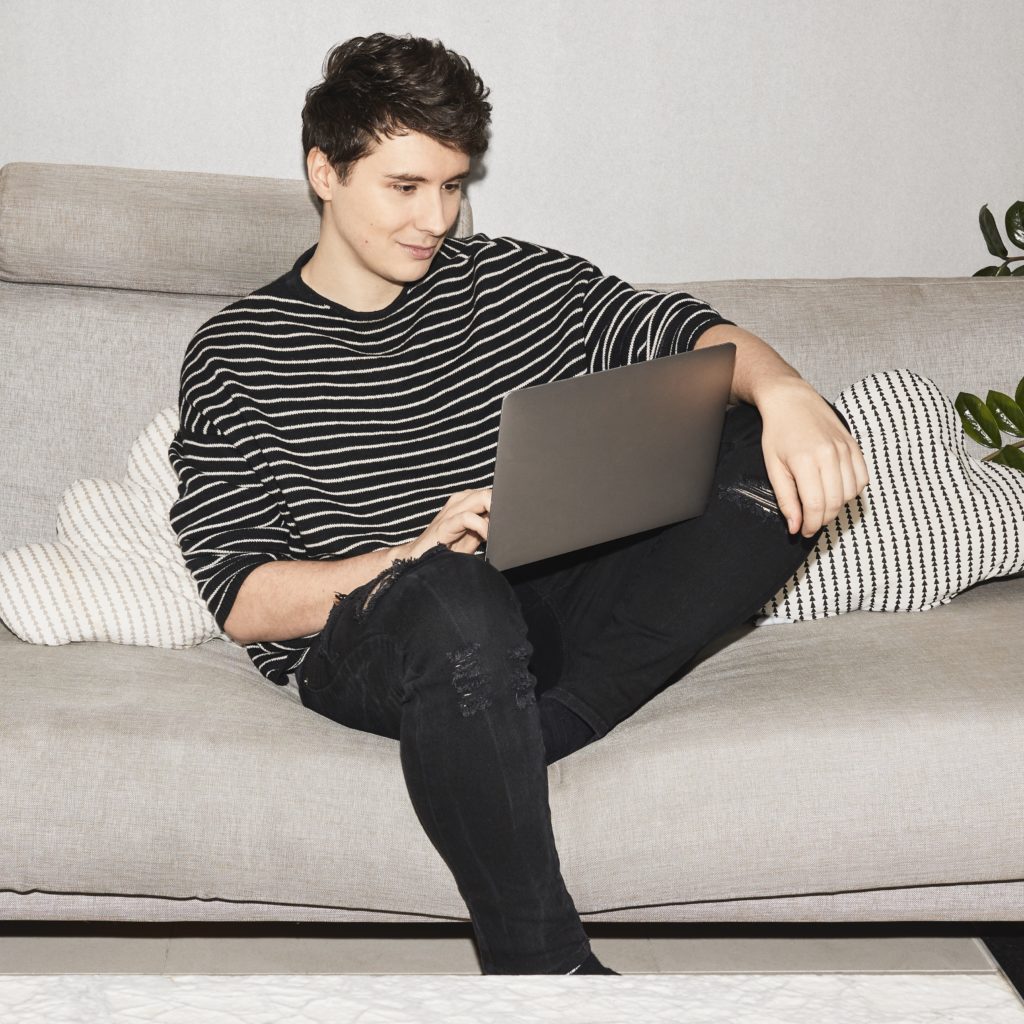 Las sensaciones de YouTube Dan Howell y Jessica Kellgren-Fozard sobre la conversión de homofóbicos y la búsqueda de la valentía radical queer