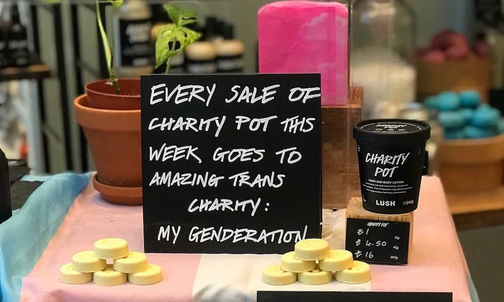 Lush dona a una organización trans después de su error