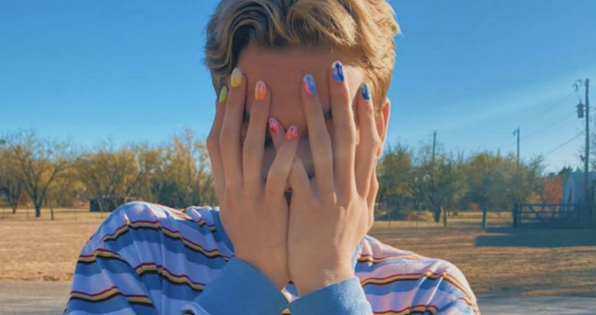 Miles de personas apoyan a un estudiante expulsado por llevar las uñas pintadas a clase