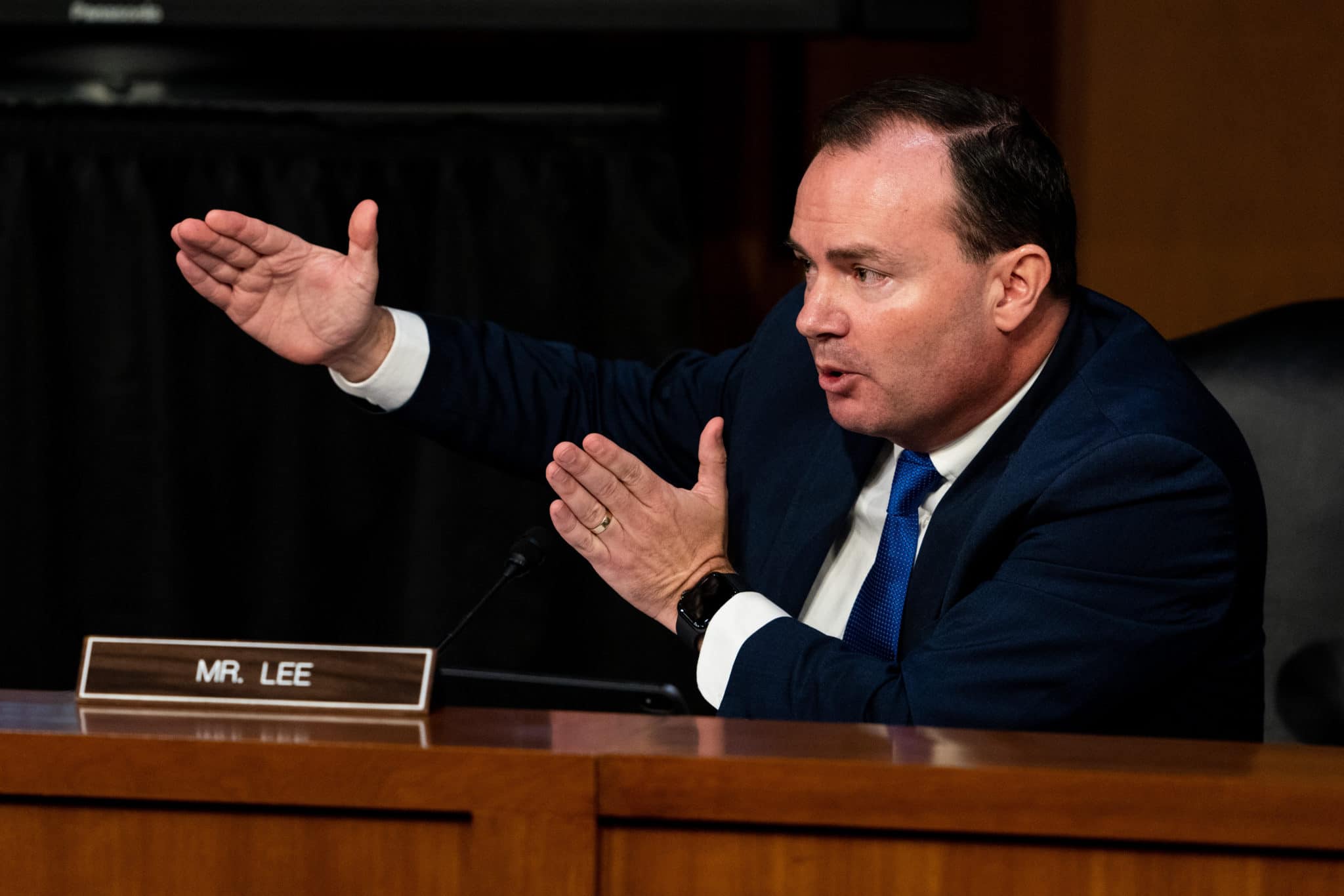 Un senador republicano horriblemente anti-LGBT+ lanza un ataque feroz contra los niños trans sin ninguna prueba.