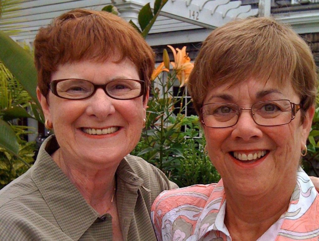 Una pareja de lesbianas ancianas rechazada por un asilo homofóbico finalmente gana la justicia después de una 