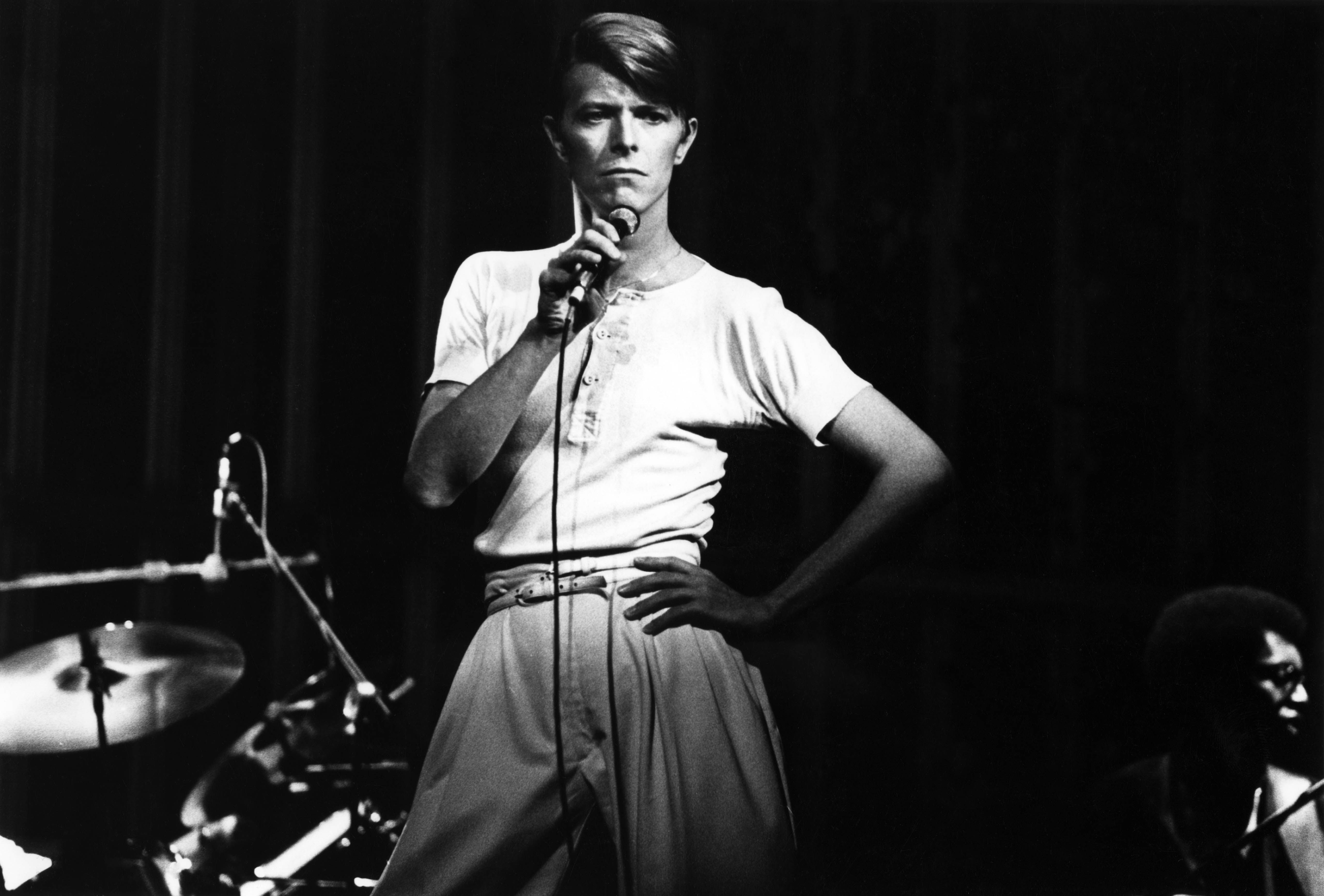 11 descarados y desvergonzados momentos extraños de David Bowie, cuyo legado LGBT+ vive hoy en día