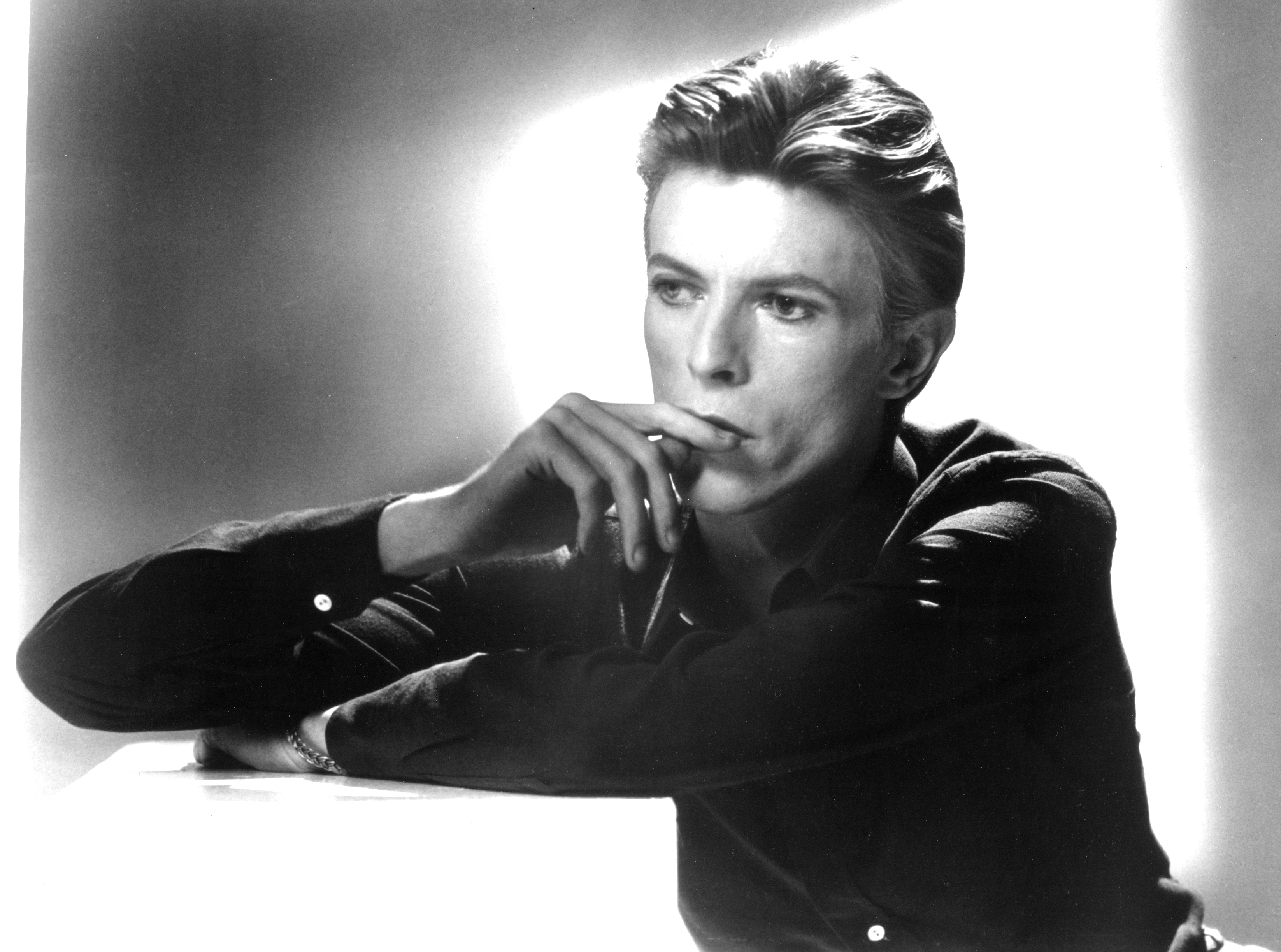 11 descarados y desvergonzados momentos extraños de David Bowie, cuyo legado LGBT+ vive hoy en día
