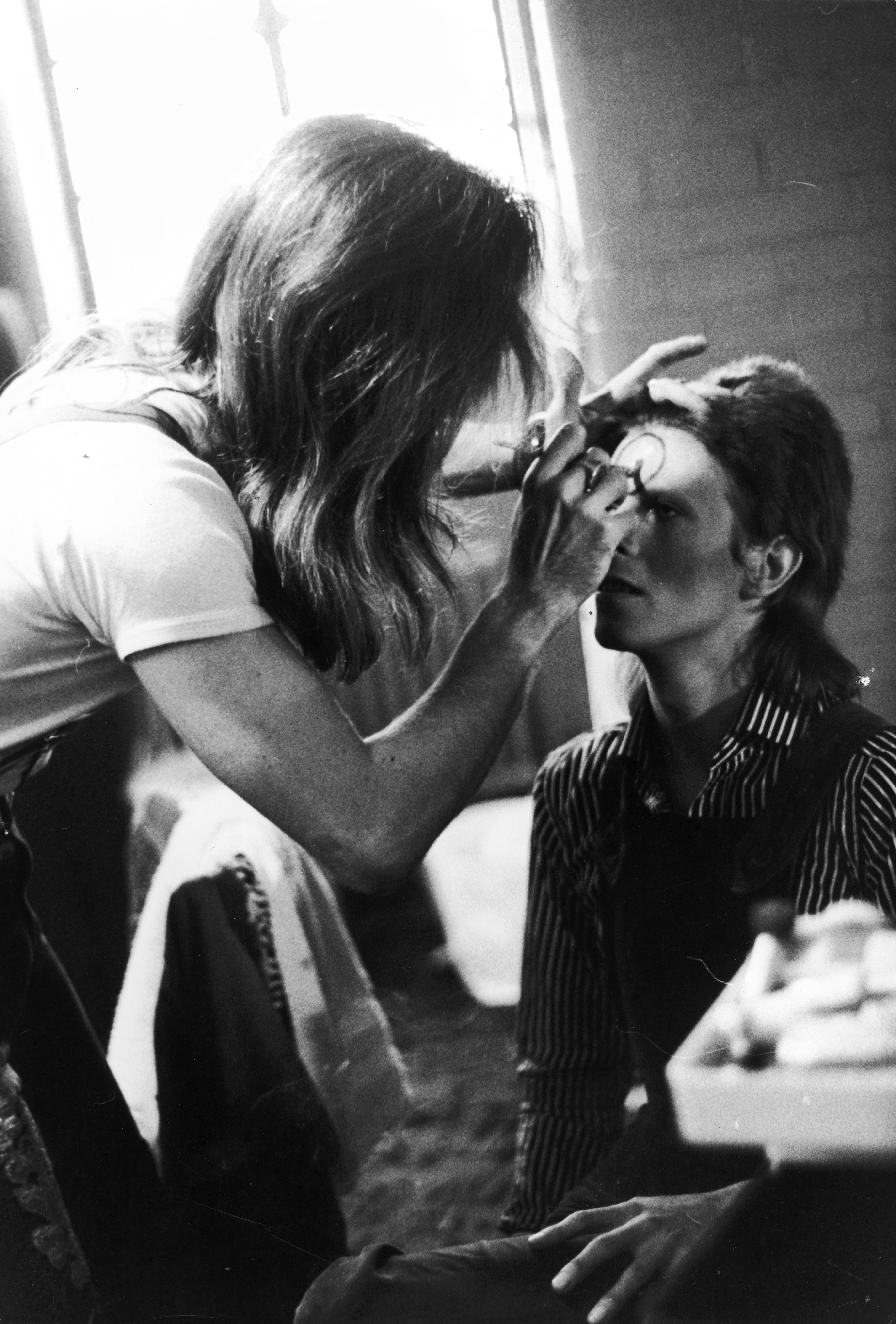 11 descarados y desvergonzados momentos extraños de David Bowie, cuyo legado LGBT+ vive hoy en día