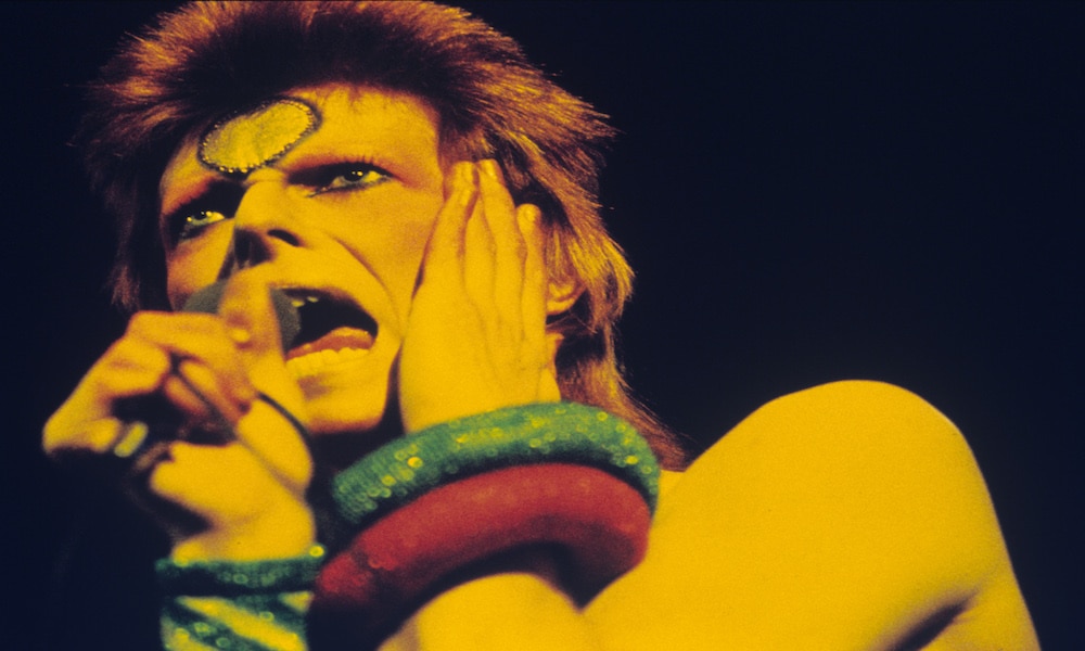 11 descarados y desvergonzados momentos extraños de David Bowie, cuyo legado LGBT+ vive hoy en día