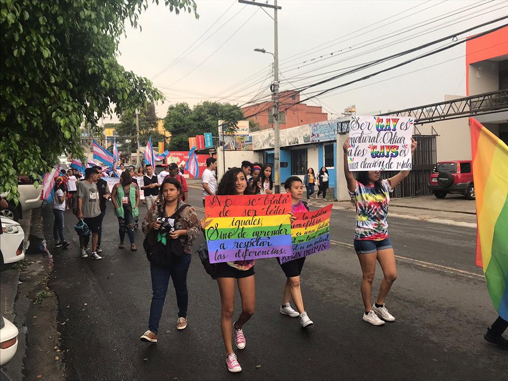 Los legisladores hondureños votan para bloquear la prohibición del aborto y el matrimonio homosexual