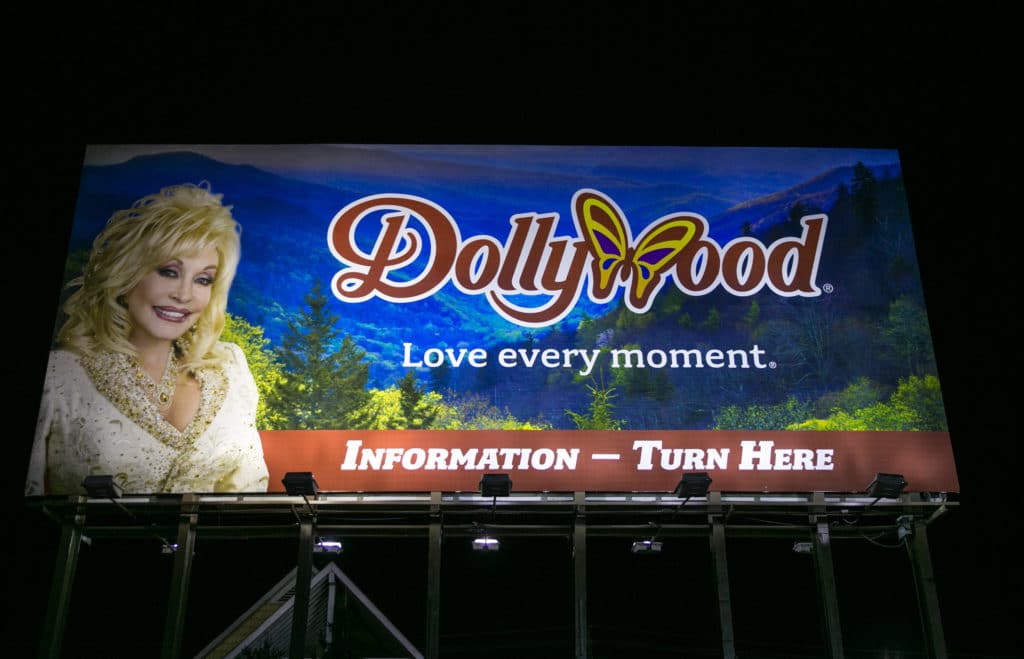 6 simples maneras en las que Saint Dolly Parton hizo del mundo un lugar mejor para las personas LGBT+.
