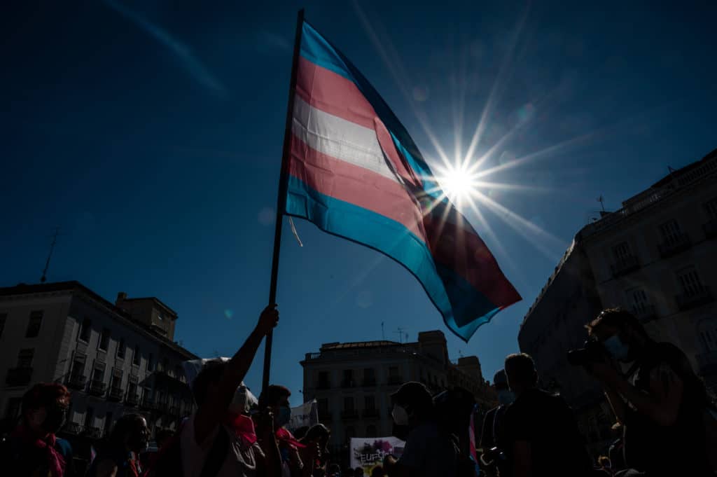 Dejar de financiar la transfobia, y otros 7 consejos de expertos para las personas de la CEI que quieren ser mejores aliados trans en 2021