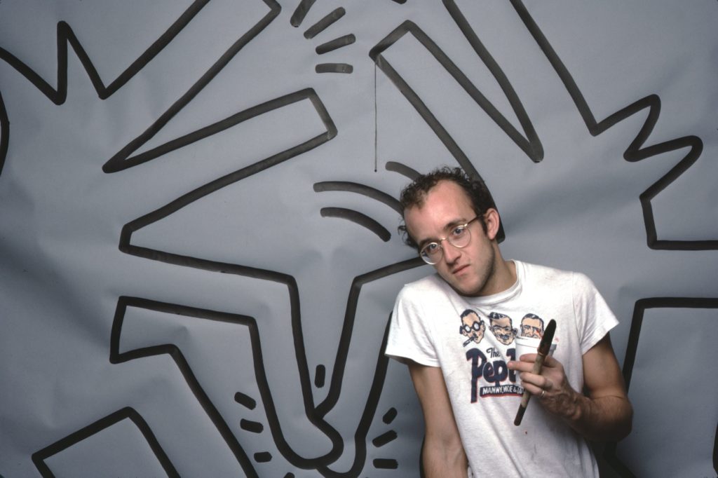 El Dr. Martens revela una poderosa colaboración con la herencia del artista gay Keith Haring