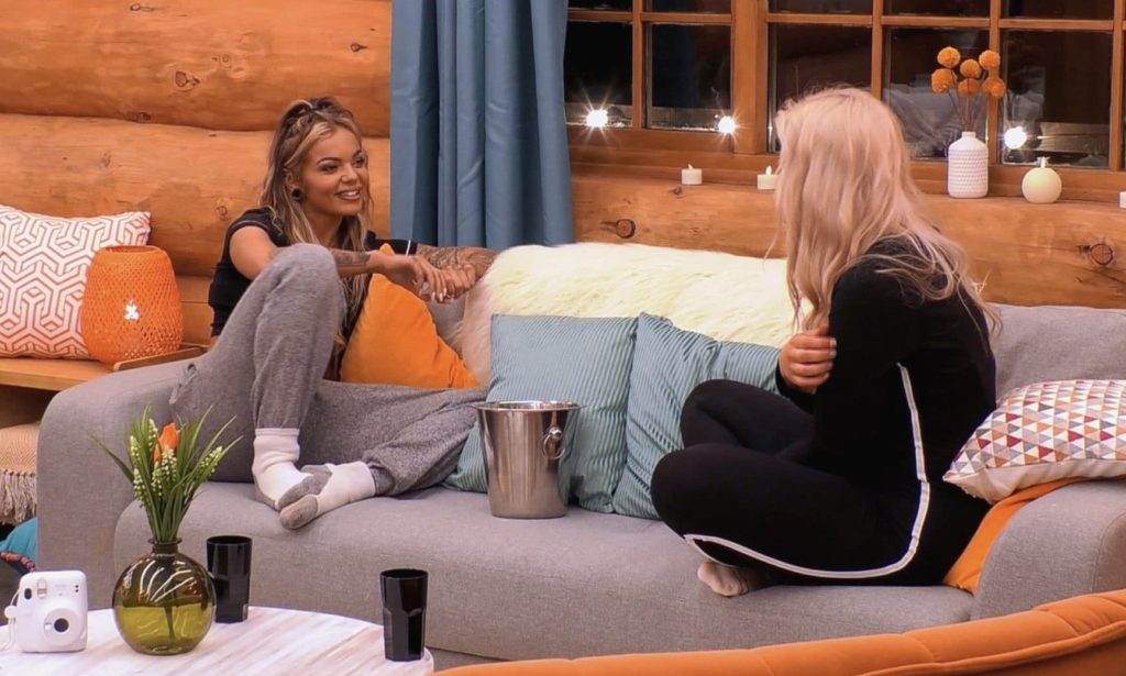 Las estrellas de The Cabins aplauden a ITV por ayudar a "normalizar" el amor LGBT+