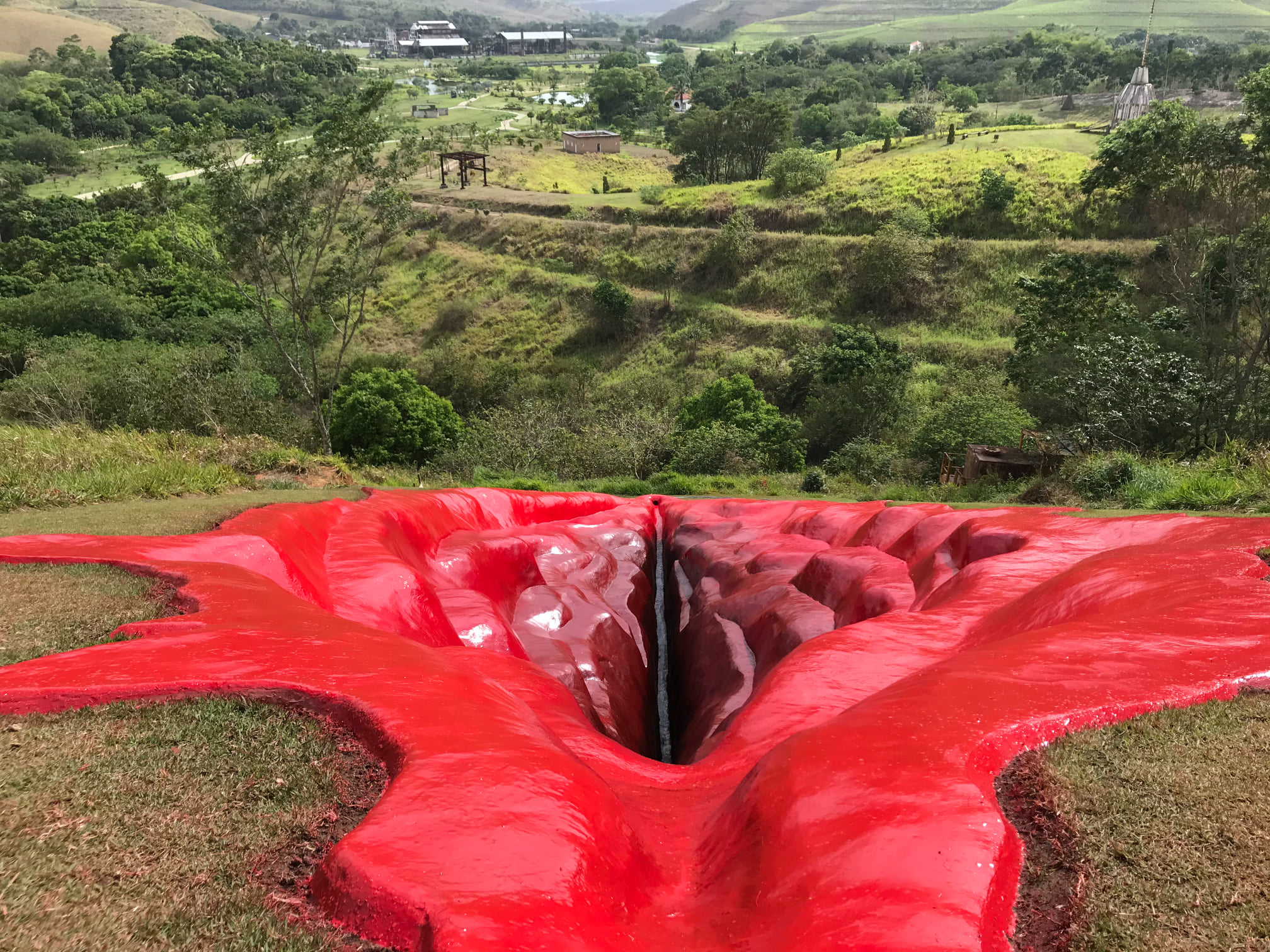 Una espectacular escultura de vulva de 33 metros de largo aparece en Brasil, para horror de los frágiles seguidores del Bolsonaro