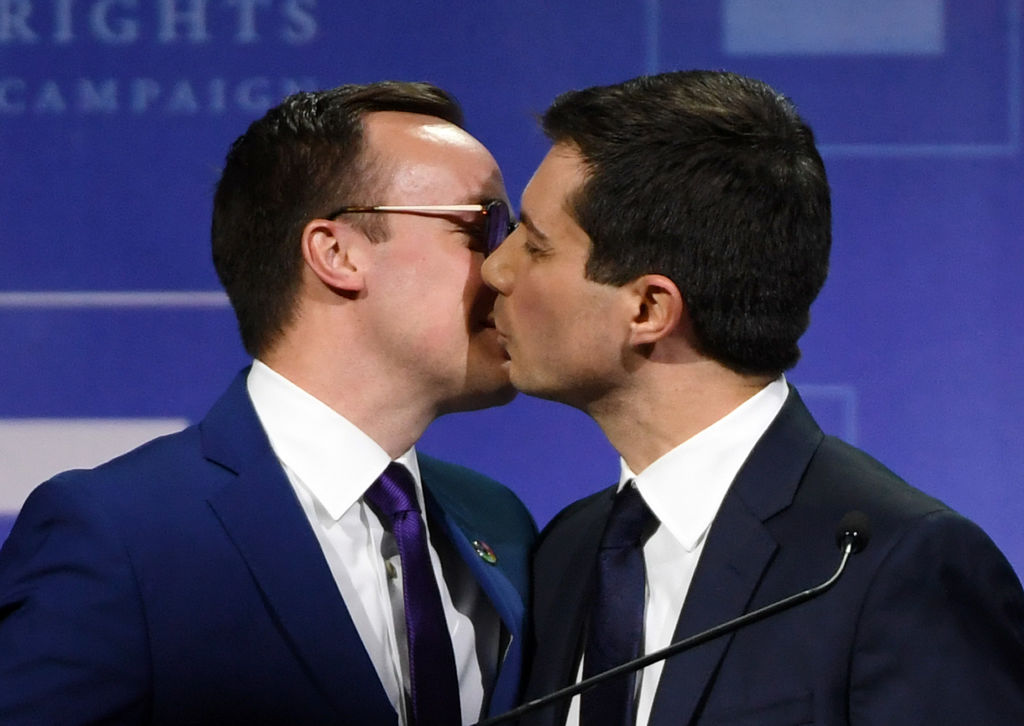 El beso de los Buttigieg por la muerte del homófobo Rush Limbaugh